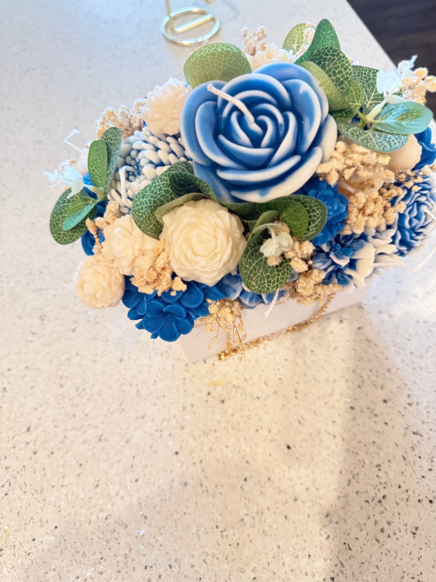 Bouquet Rosas azules y hojas verdes