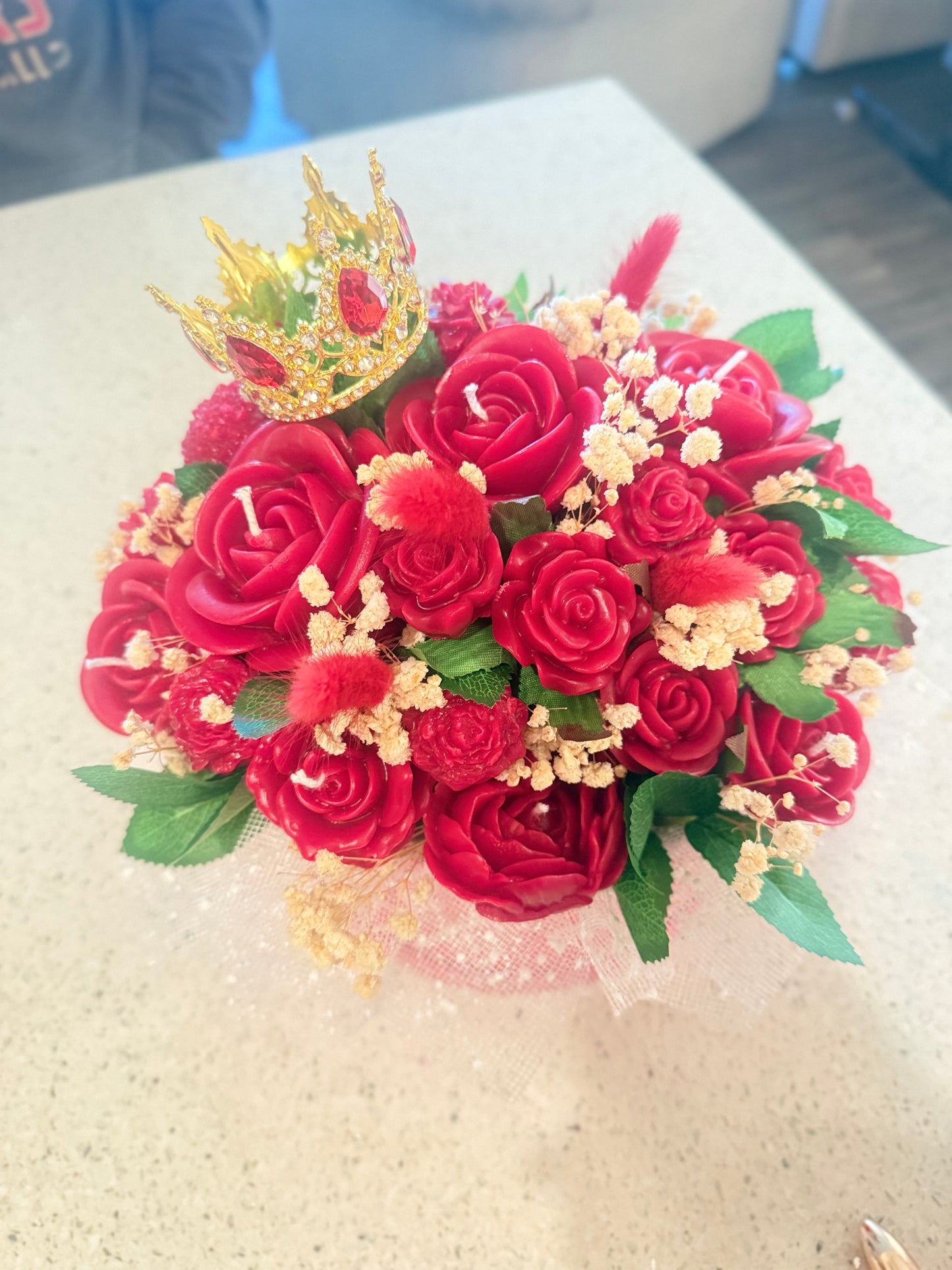 Bouquet rojo grande con hojas verdes