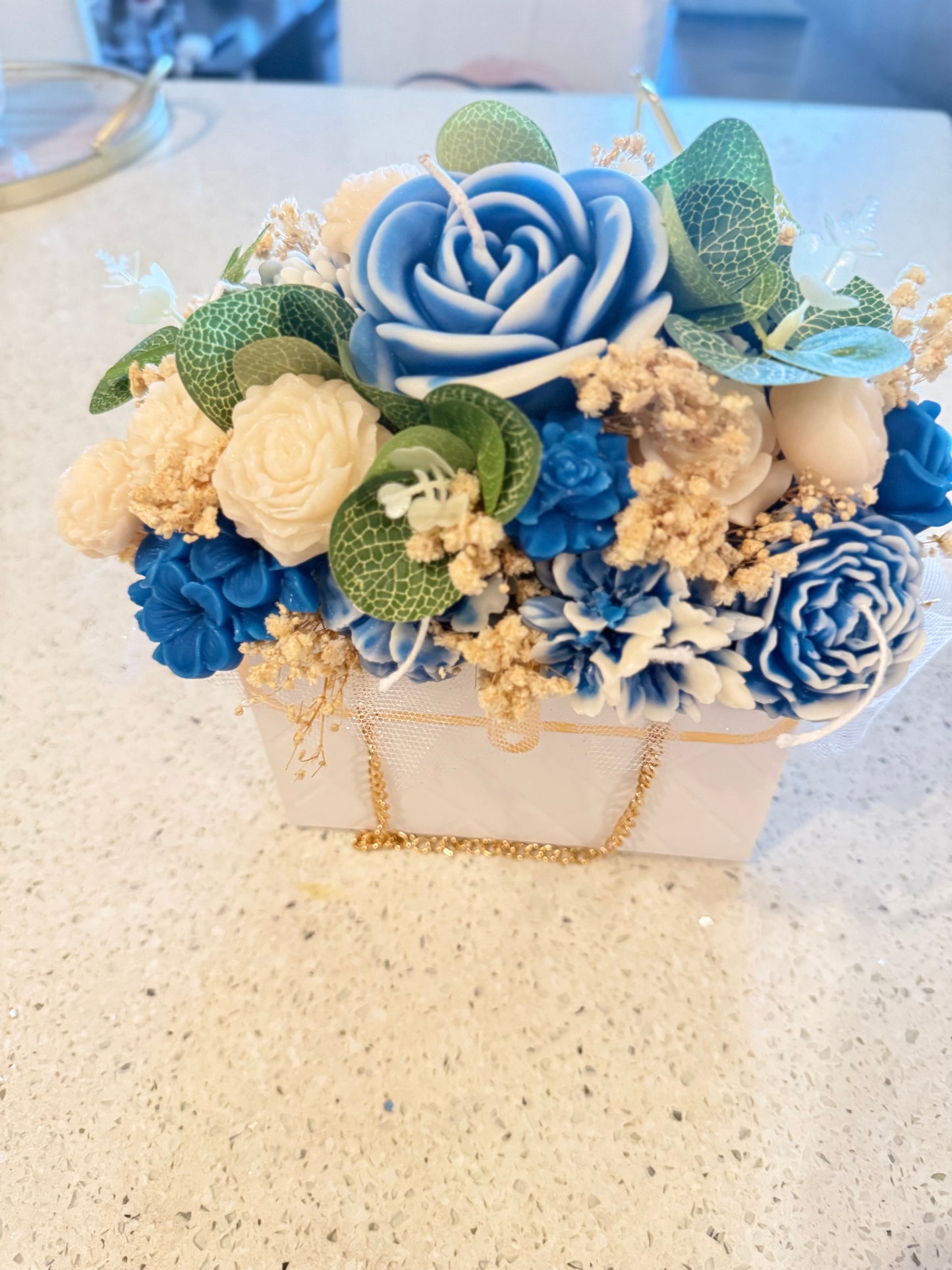 Bouquet Rosas azules y hojas verdes