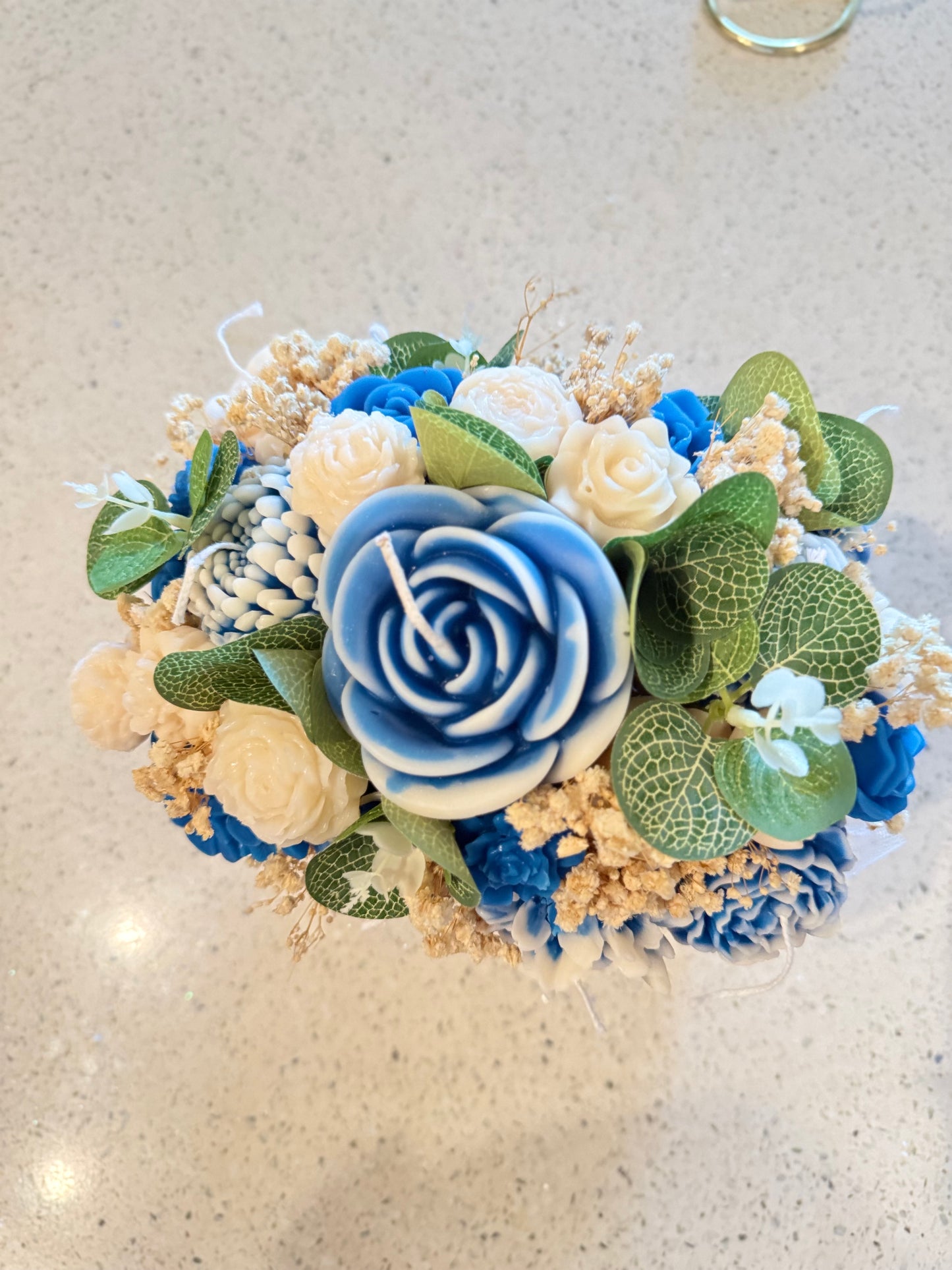 Bouquet Rosas azules y hojas verdes