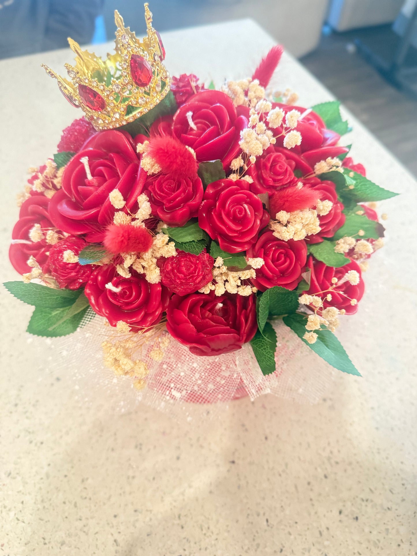 Bouquet rojo grande con hojas verdes
