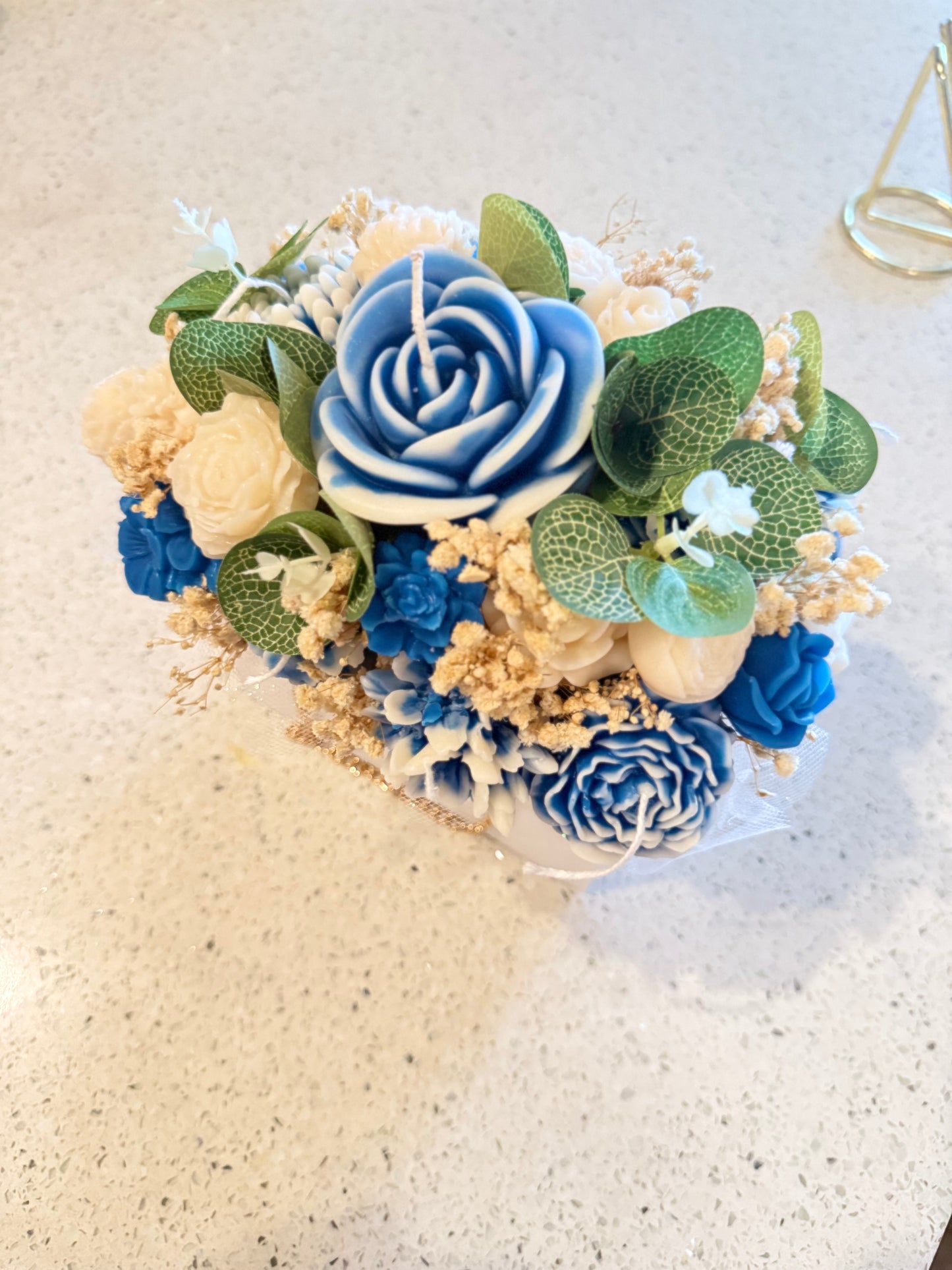 Bouquet Rosas azules y hojas verdes