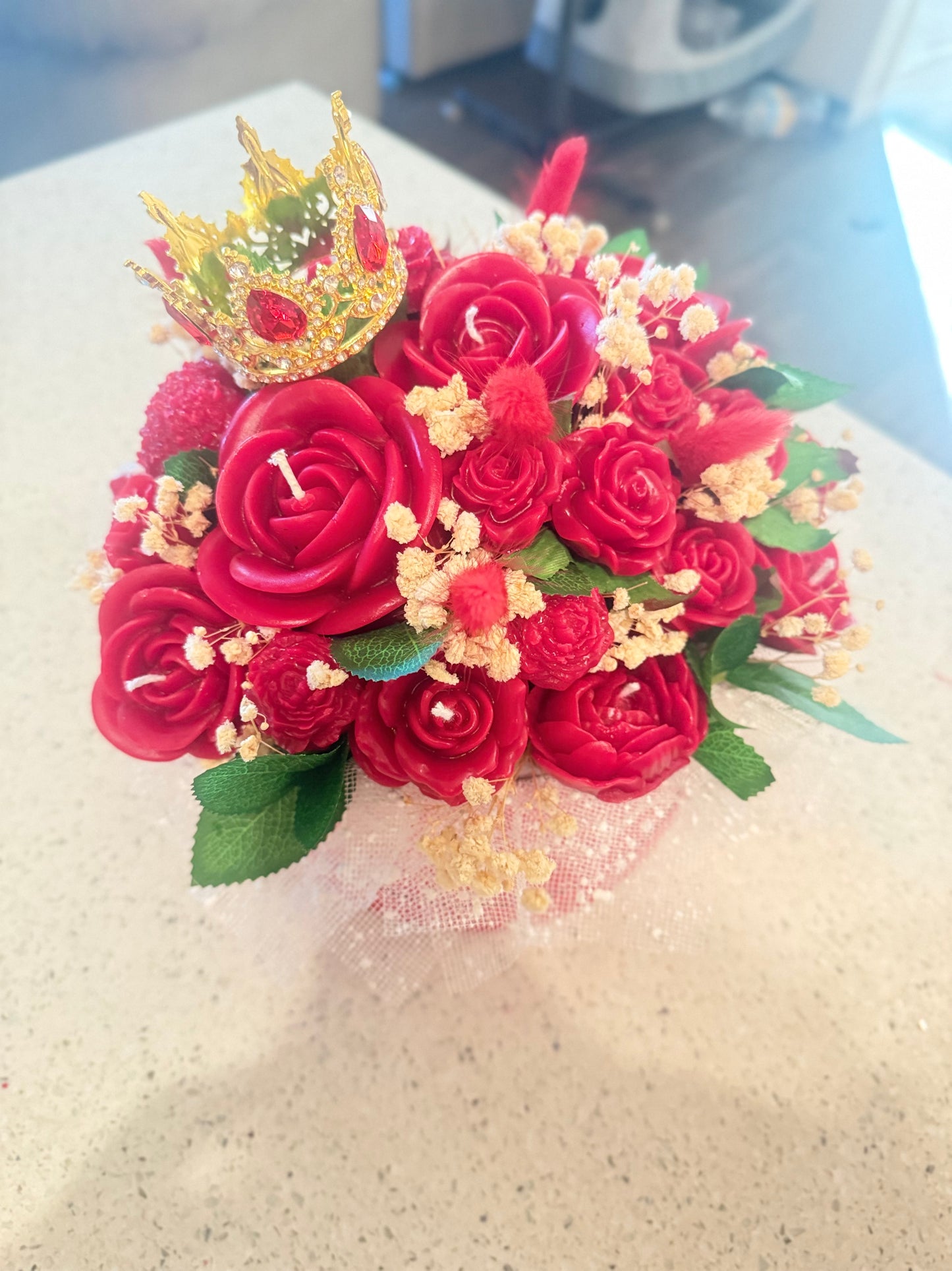 Bouquet rojo grande con hojas verdes