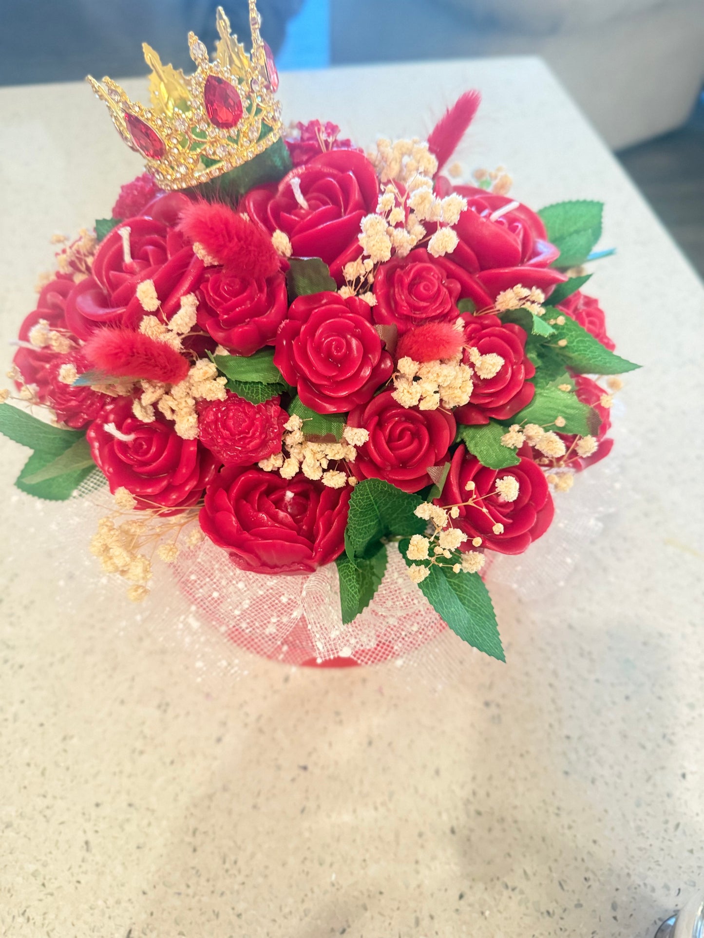 Bouquet rojo grande con hojas verdes